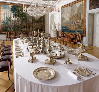 Erstes Vorzimmer des Kaiserlichen Quartiers mit badischem Hofsilber in Schloss Mannheim