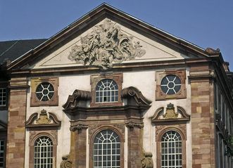 Fassade der Schlosskapelle von Schloss Mannheim mit Giebelrelief von Paul Egell, 1728