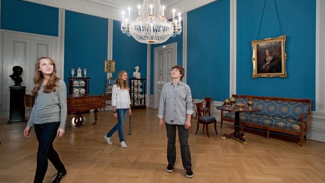 Besucher im Musikzimmer von Schloss Mannheim