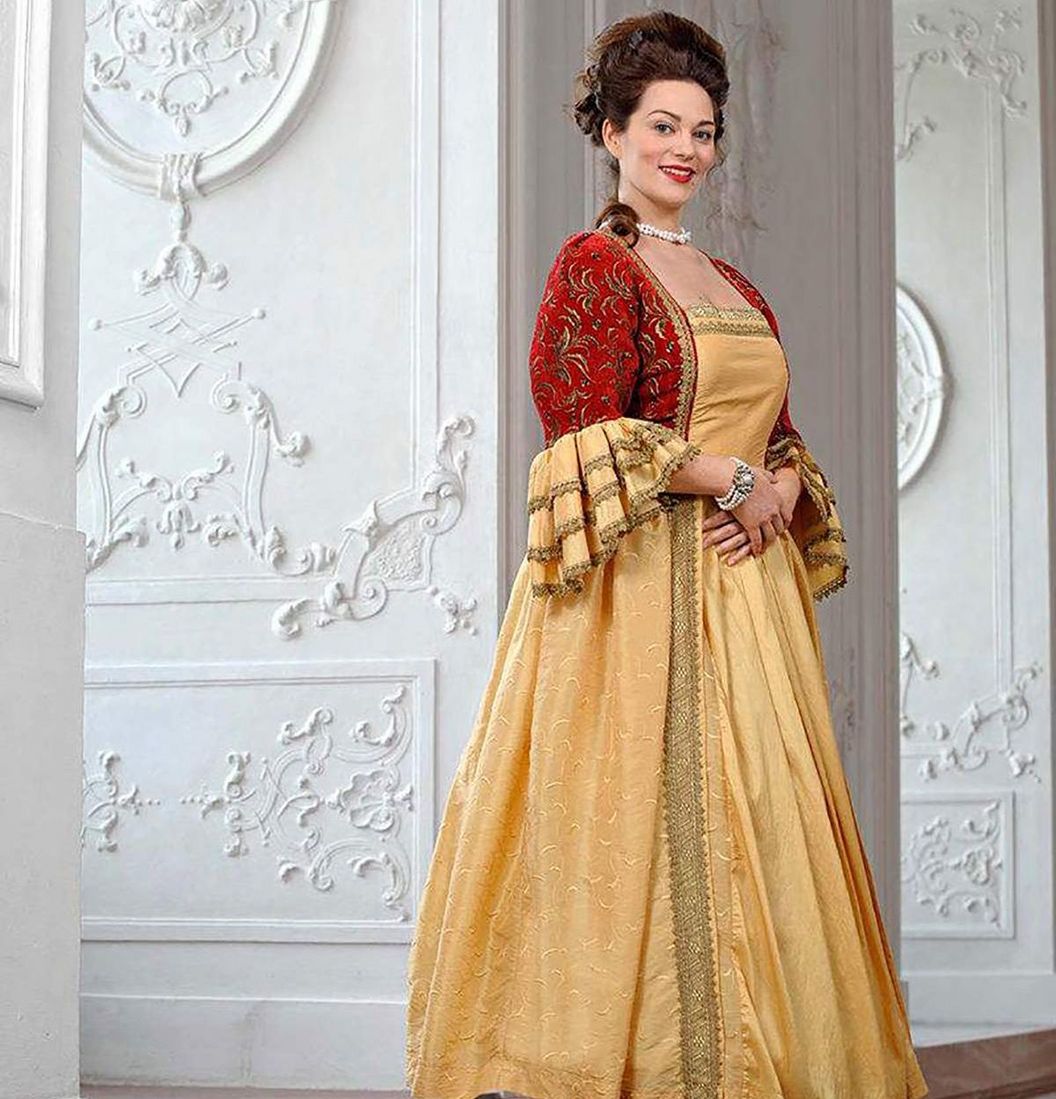 Mannheim Baroque Palace, costumed woman
