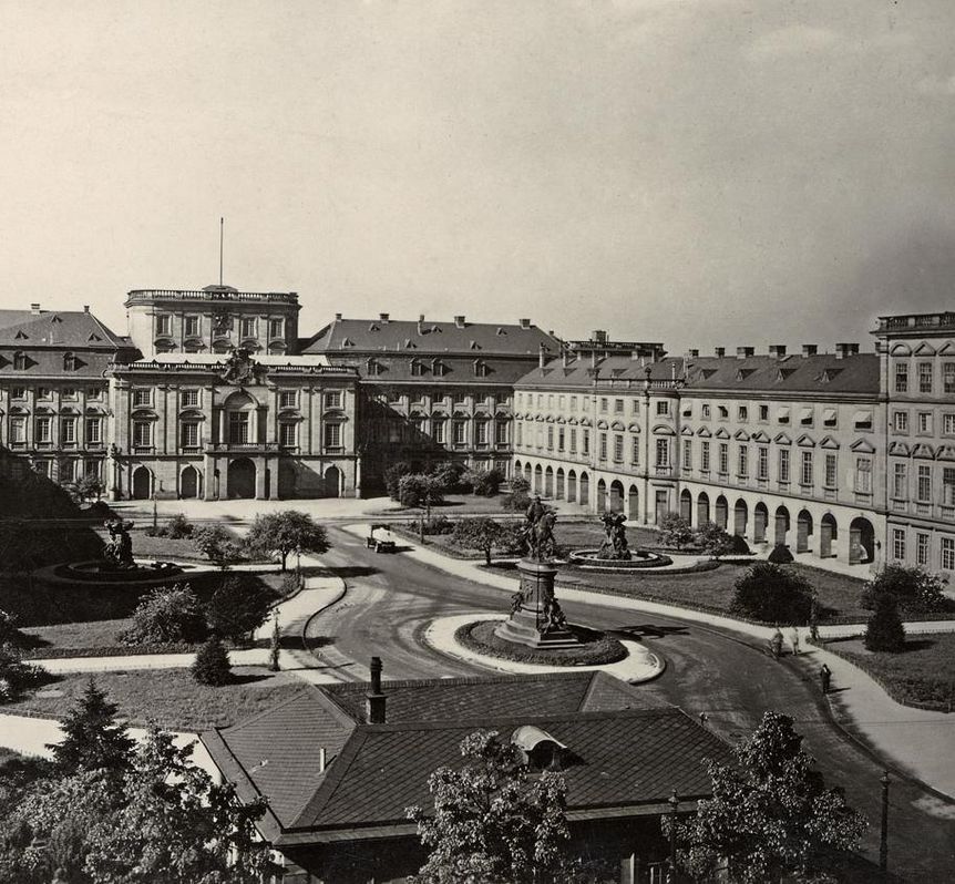 Gartenanlage und Schloss Mannheim von Ehrenhofseite, vor der Zerstörung um 1936/37