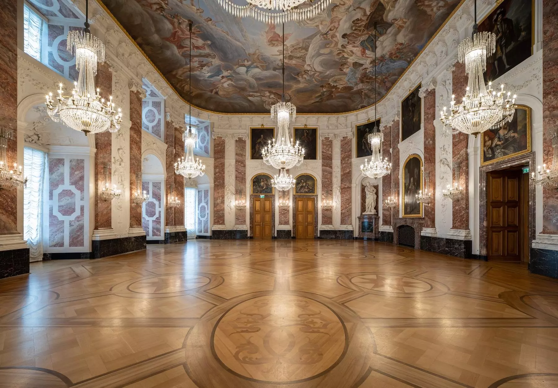 https://www.schloss-mannheim.de/fileadmin/_processed_/2/7/csm_26_mannheim_innen_rittersaal_foto-ssg-marco-vedana_01_1800_dbb6bc2f4a.webp