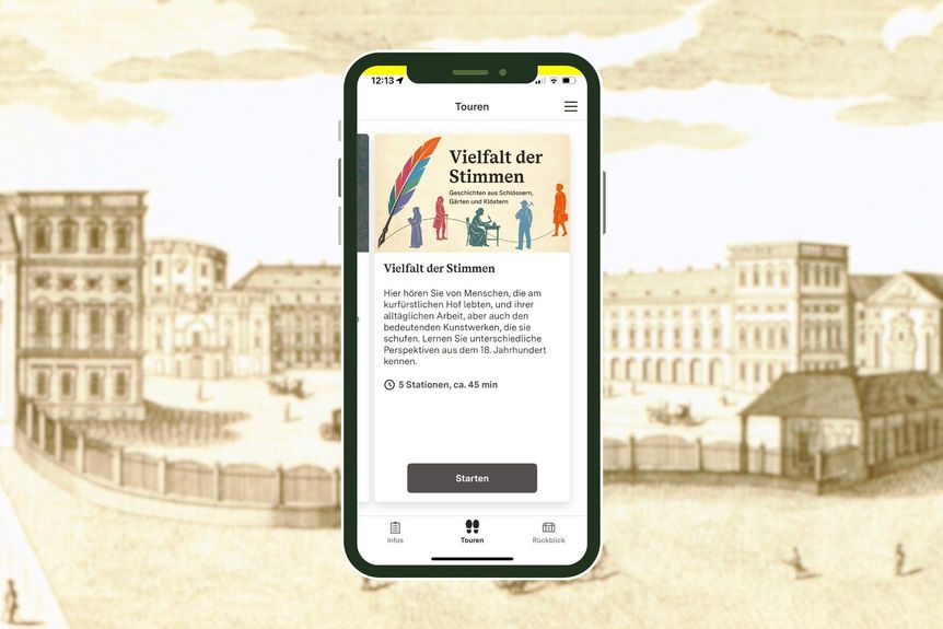 Smartphone mit Vielfalt-Tour vor einer Ansicht des Barockschlosses Mannheim