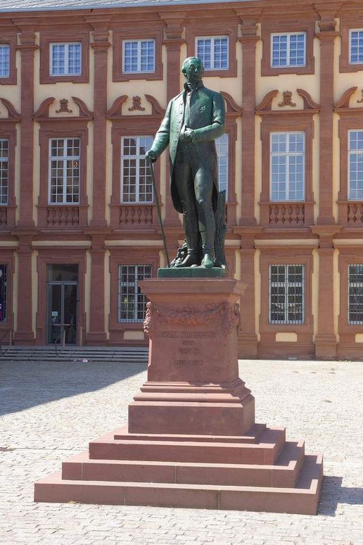Château Baroque de Mannheim , Statue de Karl Friedrich