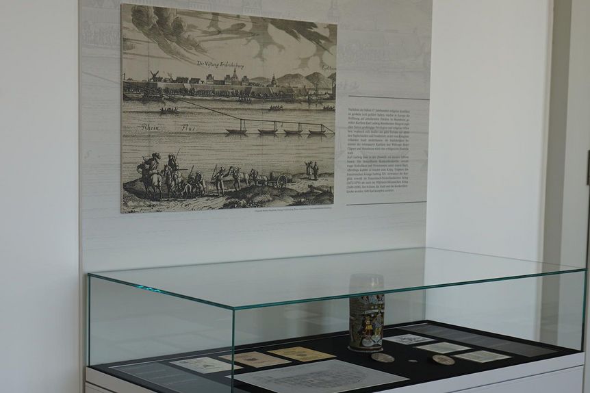 Barockschloss Mannheim, Vitrine im Ausstellungsbereich „Das Schloss durch die Jahrhunderte“ 