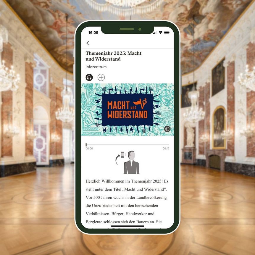 Smartphone mit Themenjahr-Tourstation im Rittersaal des Barockschlosses Mannheim