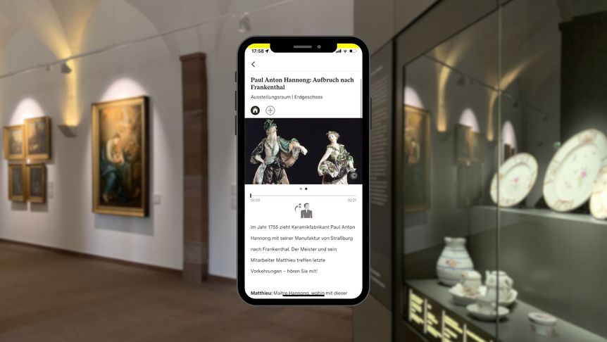 Smartphone mit Vielfalt-Tourstation vor der Dauerausstellung „Kostbarkeiten am Mannheimer Hof“
