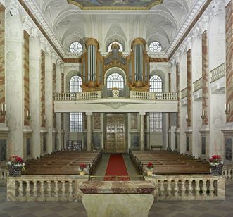 Innenansicht Schlosskapelle Mannheim mit Deckengemälde „Mariae Heimsuchung“