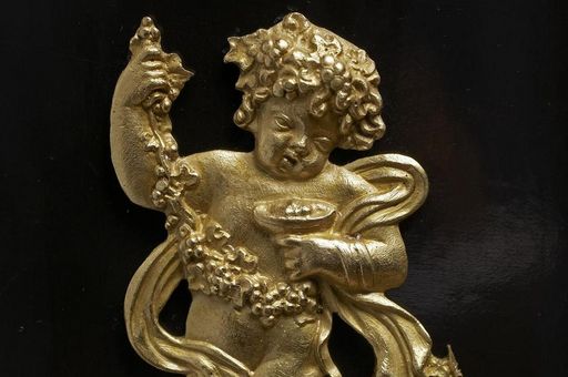 Putto mit Weinstock und Reben. Relief auf einem Konsoltisch aus der Werkstatt von Peter Schmuckert, Mannheim, um 1815, im Blauen Salon im Schloss Mannheim