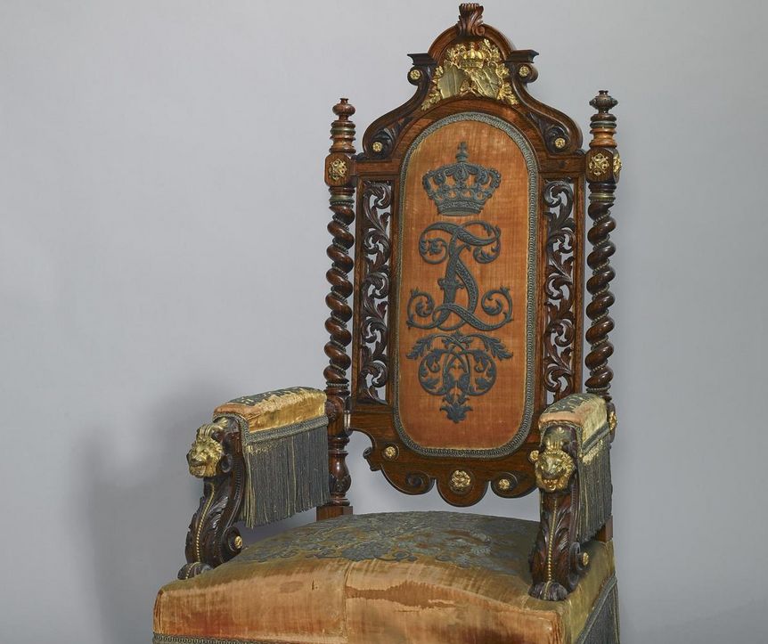 Prunksessel mit Initiale von 1856, heute in der Ausstellung  „Kunst und Kultur am Mannheimer Hof“