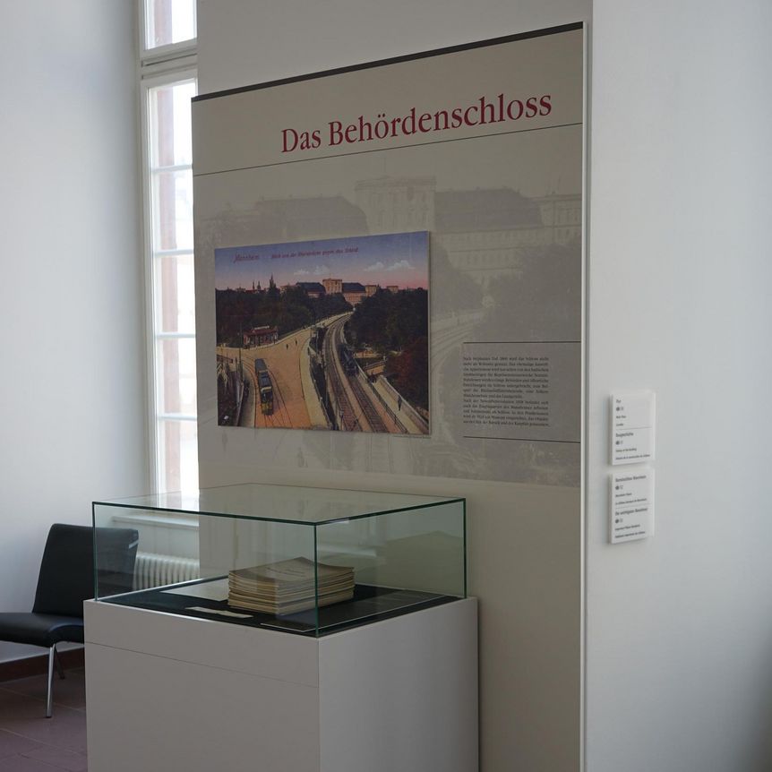 Barockschloss Mannheim, Vitrine im Ausstellungsbereich „Das Schloss durch die Jahrhunderte“ 